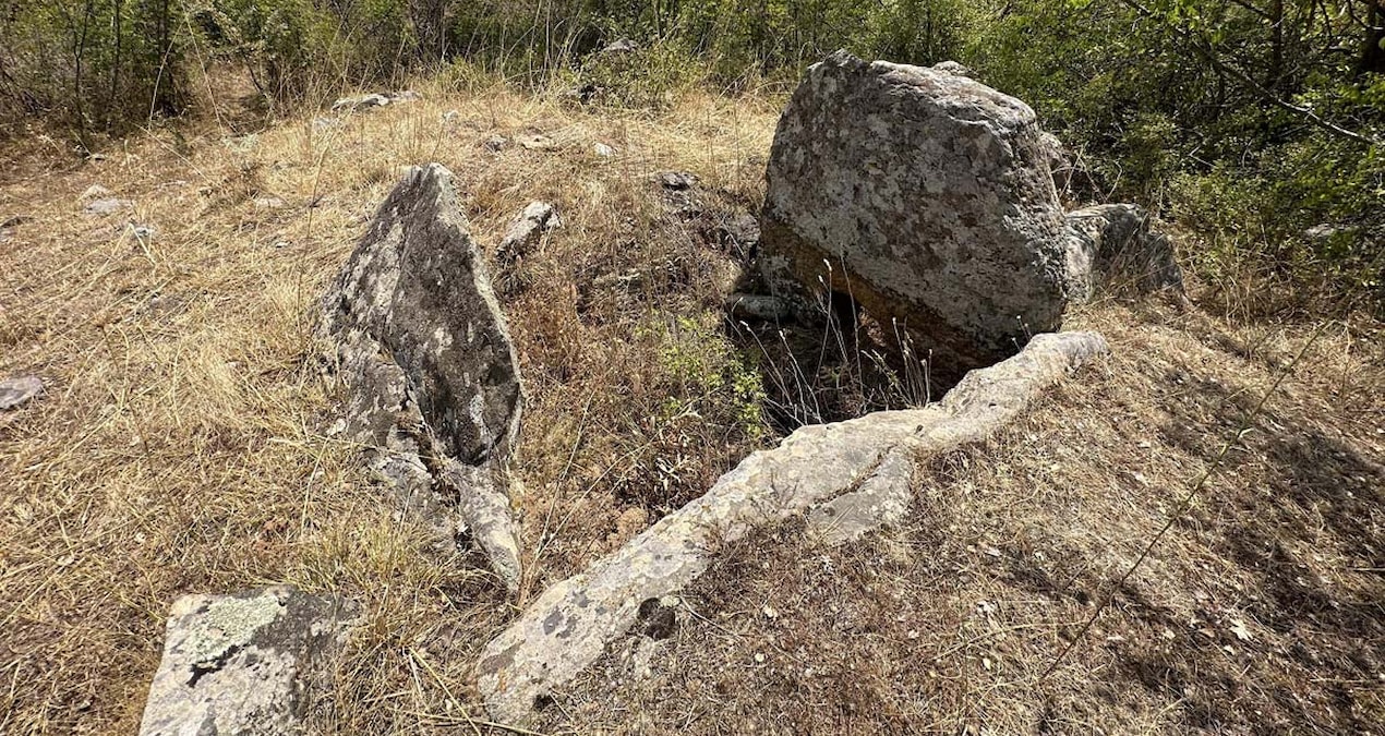 Üç bin yıllık dolmenler defineciler tarafından yok ediliyor